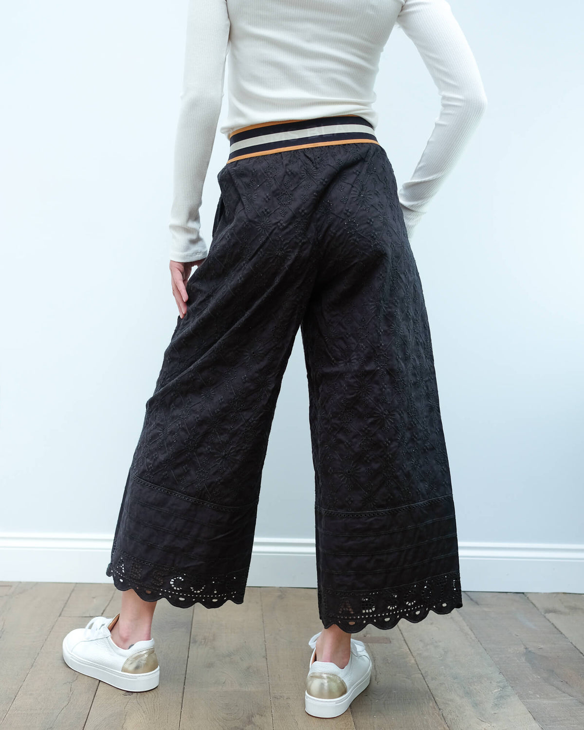 AB 151252 Broderie pants with sporty elastic in black