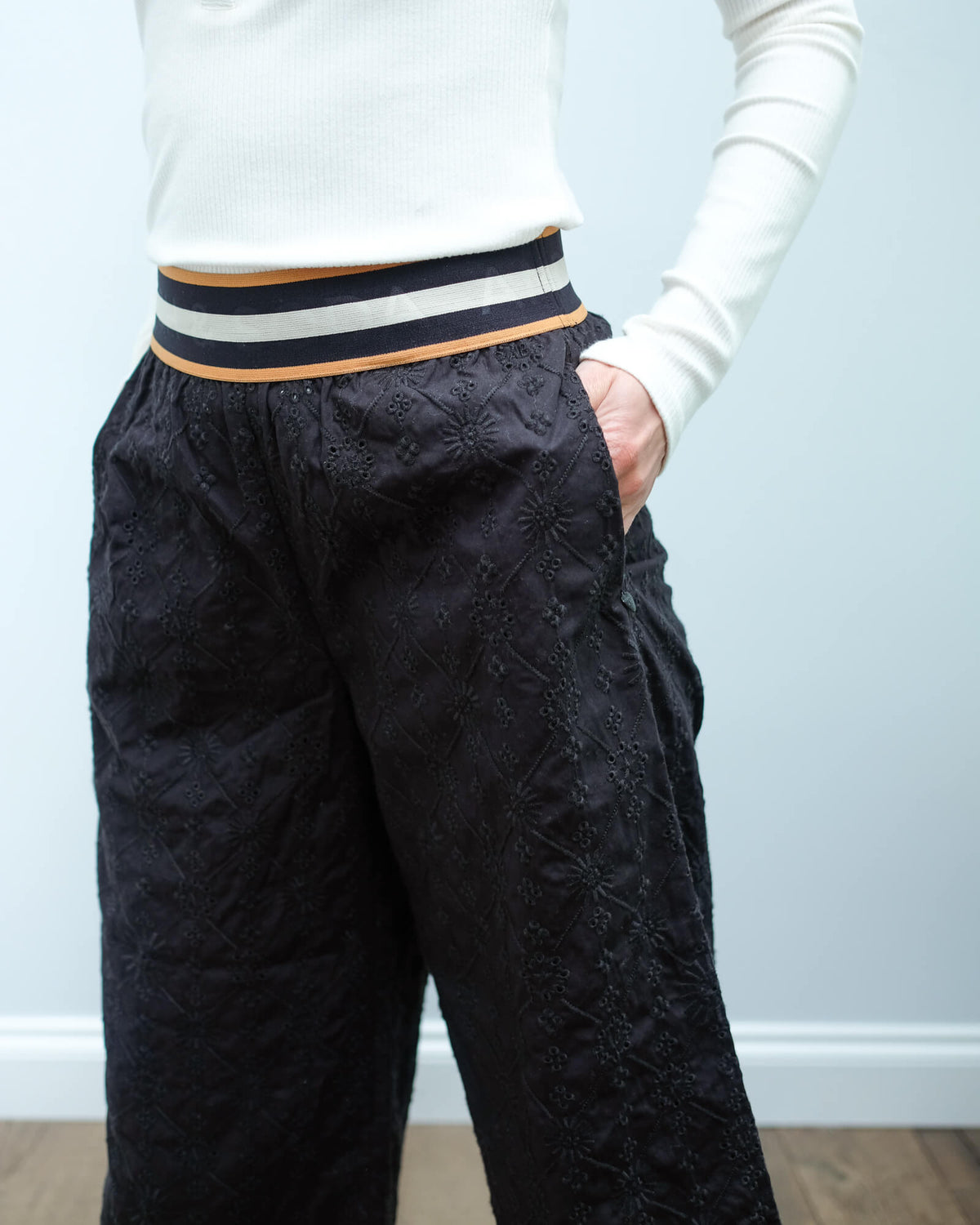 AB 151252 Broderie pants with sporty elastic in black
