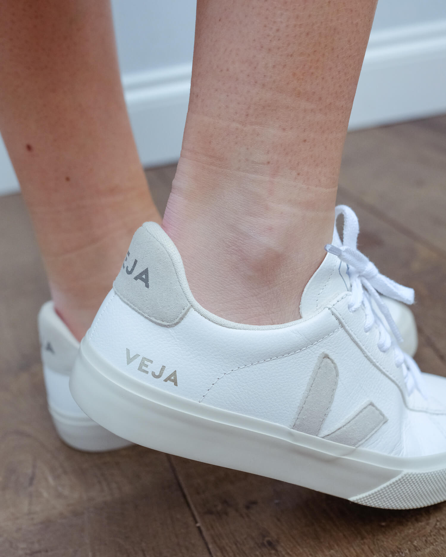 VEJA Campo leather in white natural