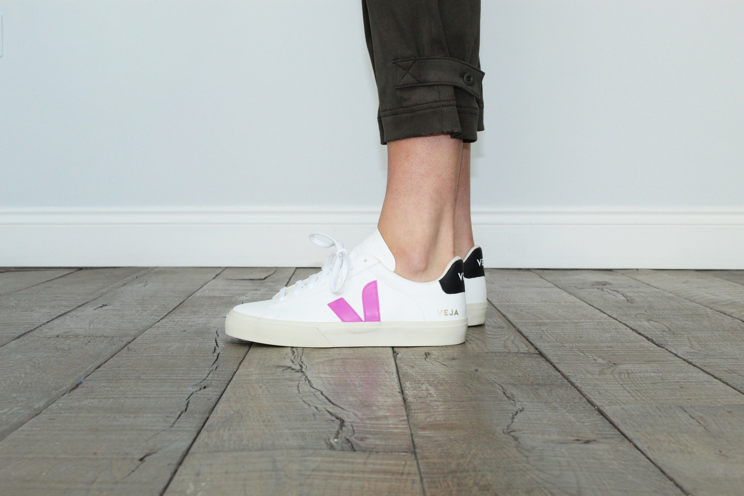 VEJA 52691 Campo Chromefree Trainers in White and Ultraviolet