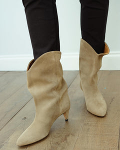You added <b><u>IM Dernee high boot in taupe</u></b> to your cart.
